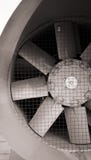 Ventilateur sur un dessus de toit d'un gratte-ciel images libres de droits Ventilateur sur un dessus de toit d'un gratte-ciel images libres de droits