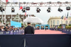 Ventilators die onder de regen op actoren en beroemdheden op het rode tapijt tijdens het Amerikaanse de Filmfestival van 41ste De royalty-vrije stock afbeeldingen Ventilators die onder de regen op actoren en beroemdheden op het rode tapijt tijdens het Amerikaanse de Filmfestival van 41ste De royalty-vrije stock afbeeldingen