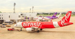 Ventile el plan estacionamiento del aire tailandés de Lion Air, de la NOK en pista y el prepareing fotografía de archivo libre de regalías Ventile el plan estacionamiento del aire tailandés de Lion Air, de la NOK en pista y el prepareing fotografía de archivo libre de regalías