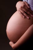 Ventre enceinte de femme d'afro-américain de jeunes - personnes de race noire photographie stock libre de droits Ventre enceinte de femme d'afro-américain de jeunes - personnes de race noire photographie stock libre de droits