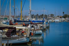 Ventura Harbor With Sailboats und blauer Himmel lizenzfreie stockbilder Ventura Harbor With Sailboats und blauer Himmel lizenzfreie stockbilder