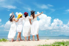 Verano blanco del vestido de la moda de la mujer asiática de la familia del grupo que lleva que coloca la playa arenosa del mar, foto de archivo libre de regalías Verano blanco del vestido de la moda de la mujer asiática de la familia del grupo que lleva que coloca la playa arenosa del mar, foto de archivo libre de regalías