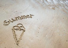 Verano manuscrito en la arena de la playa con un corazón precioso imagen de archivo Verano manuscrito en la arena de la playa con un corazón precioso imagen de archivo