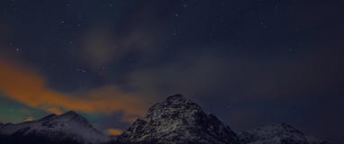 Verbazend multicolored Aurora Borealis ken ook als Noordelijke Lichten in de nachthemel over Lofoten-landschap, Noorwegen, Scandi stock foto's Verbazend multicolored Aurora Borealis ken ook als Noordelijke Lichten in de nachthemel over Lofoten-landschap, Noorwegen, Scandi stock foto's