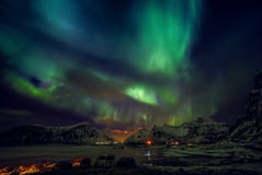 Verbazend multicolored groene Aurora Borealis ken ook als Noordelijke Lichten in de nachthemel over Lofoten-landschap, Noorwegen, royalty-vrije stock afbeeldingen Verbazend multicolored groene Aurora Borealis ken ook als Noordelijke Lichten in de nachthemel over Lofoten-landschap, Noorwegen, royalty-vrije stock afbeeldingen