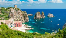 Verbazend panorama bij Tonnara Di Scopello, provincie van Trapan, Sicilië stock foto Verbazend panorama bij Tonnara Di Scopello, provincie van Trapan, Sicilië stock foto