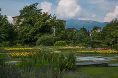 Verbazende mening van de tuin van Villataranto in de lentetijd, Pallanza, Piemonte Royalty-vrije Stock Afbeeldingen Verbazende mening van de tuin van Villataranto in de lentetijd, Pallanza, Piemonte Royalty-vrije Stock Afbeeldingen