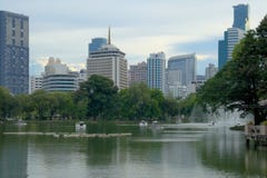 Verbazende middag, oever van het meerhorizon van Bangkok, Thailand van het hart van de stad, Lumpini-Park royalty-vrije stock afbeelding Verbazende middag, oever van het meerhorizon van Bangkok, Thailand van het hart van de stad, Lumpini-Park royalty-vrije stock afbeelding