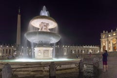 Verbazende Nachtfoto van de Basiliek van Vatikaan en St Peter ` s in Rome, Italië stock afbeeldingen Verbazende Nachtfoto van de Basiliek van Vatikaan en St Peter ` s in Rome, Italië stock afbeeldingen