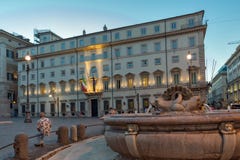 Verbazende Zonsondergangmening van Palazzo Chigi in stad van Rome, Italië royalty-vrije stock foto Verbazende Zonsondergangmening van Palazzo Chigi in stad van Rome, Italië royalty-vrije stock foto