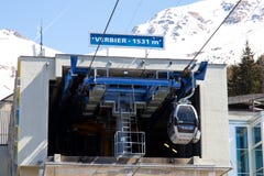 Verbier/Zwitserland - Maart 14 2018: De Post van de gondellift in de Berg van Verbier Zwitserland Valais Médran stock fotografie Verbier/Zwitserland - Maart 14 2018: De Post van de gondellift in de Berg van Verbier Zwitserland Valais Médran stock fotografie