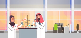 Verbinden Sie die arabischen Wissenschaftler, die mit dem Mikroskoplabor arbeiten, welches die arabische Mannfrau der Forschung t vektor abbildung Verbinden Sie die arabischen Wissenschaftler, die mit dem Mikroskoplabor arbeiten, welches die arabische Mannfrau der Forschung t vektor abbildung