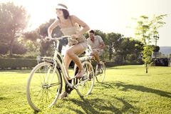 Verbinden Sie Haben des Spaßes durch Fahrrad am Feiertag zum See lizenzfreies stockfoto Verbinden Sie Haben des Spaßes durch Fahrrad am Feiertag zum See lizenzfreies stockfoto