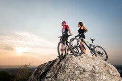 Verbinden Sie Stellung mit Fahrrädern auf dem Felsen unter Abendhimmel stockbilder Verbinden Sie Stellung mit Fahrrädern auf dem Felsen unter Abendhimmel stockbilder