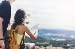 Verbinden Sie touristische Griff- und Blickkarte des Hippies auf Reise, Lebensstilkonzeptabenteuer zusammen, Reisender mit Rucksa lizenzfreie stockfotografie Verbinden Sie touristische Griff- und Blickkarte des Hippies auf Reise, Lebensstilkonzeptabenteuer zusammen, Reisender mit Rucksa lizenzfreie stockfotografie