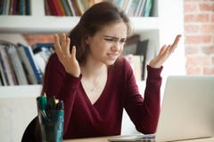 Verblüffter weiblicher zuckender Büroangestellter beim Betrachten des Laptops stockbilder Verblüffter weiblicher zuckender Büroangestellter beim Betrachten des Laptops stockbilder