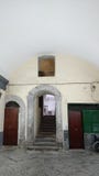 Verborgen deuren en ingangen aan de gemeenschappelijke huizen van de mensen van Napoli royalty-vrije stock foto Verborgen deuren en ingangen aan de gemeenschappelijke huizen van de mensen van Napoli royalty-vrije stock foto