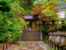 Verborgen Japans tuinlood door een houten weg royalty-vrije stock foto Verborgen Japans tuinlood door een houten weg royalty-vrije stock foto