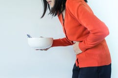 Verdauungsprobleme, Frau mit Magenschmerzen nachdem dem Essen, Handfrau, die ihren Bauch hält lizenzfreie stockbilder Verdauungsprobleme, Frau mit Magenschmerzen nachdem dem Essen, Handfrau, die ihren Bauch hält lizenzfreie stockbilder