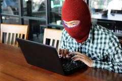 Verdeckter Hacker, der einen Kopfschutz stiehlt Informationsdaten mit Laptop trägt Internet-Verbrechenkonzept lizenzfreie stockbilder Verdeckter Hacker, der einen Kopfschutz stiehlt Informationsdaten mit Laptop trägt Internet-Verbrechenkonzept lizenzfreie stockbilder