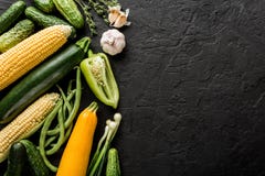 Verduras e hierbas crudas sanas, pepinos, maíz, pimienta, calabacín, habas verdes del vegano del verano en fondo de piedra negro imágenes de archivo libres de regalías Verduras e hierbas crudas sanas, pepinos, maíz, pimienta, calabacín, habas verdes del vegano del verano en fondo de piedra negro imágenes de archivo libres de regalías