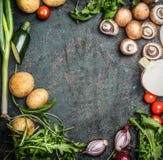 Verduras estacionales orgánicas frescas del jardín para cocinar en el fondo de madera rústico, visión superior, marco, lugar para imagen de archivo libre de regalías Verduras estacionales orgánicas frescas del jardín para cocinar en el fondo de madera rústico, visión superior, marco, lugar para imagen de archivo libre de regalías