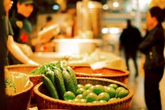 Verduras frescas en la tienda de la calle fotografía de archivo Verduras frescas en la tienda de la calle fotografía de archivo