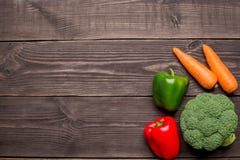 Verduras orgánicas frescas en el fondo de madera, espacio de la copia Zanahoria, pimienta, opinión de top del bróculi fotografía de archivo Verduras orgánicas frescas en el fondo de madera, espacio de la copia Zanahoria, pimienta, opinión de top del bróculi fotografía de archivo