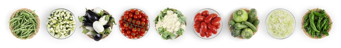 Verdure di vista superiore dell'alimento isolate sul piano di lavoro bianco della cucina, web fotografia stock libera da diritti Verdure di vista superiore dell'alimento isolate sul piano di lavoro bianco della cucina, web fotografia stock libera da diritti