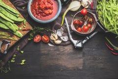 Verdure stagionali organiche fresche su fondo di legno rustico scuro Pomodori, fagiolini di verde ed ingredienti di cottura per i immagine stock libera da diritti Verdure stagionali organiche fresche su fondo di legno rustico scuro Pomodori, fagiolini di verde ed ingredienti di cottura per i immagine stock libera da diritti