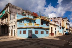 Verfallen und erneuerte Gebäude in alter Havana City, Kuba lizenzfreie stockbilder Verfallen und erneuerte Gebäude in alter Havana City, Kuba lizenzfreie stockbilder