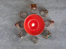 Verfraai juwelen van goud met edelstenen stock foto's Verfraai juwelen van goud met edelstenen stock foto's