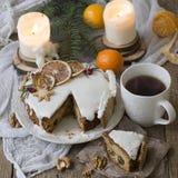 Verfraaide de Kerstmis Engelse vruchtencake met gekonfijte vrucht, gedroogd fruit en noten, met wit suikerglazuur op een houten a royalty-vrije stock afbeelding Verfraaide de Kerstmis Engelse vruchtencake met gekonfijte vrucht, gedroogd fruit en noten, met wit suikerglazuur op een houten a royalty-vrije stock afbeelding