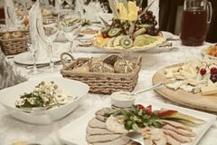 Verfraaide lijst met snacks, vruchten, salades royalty-vrije stock foto Verfraaide lijst met snacks, vruchten, salades royalty-vrije stock foto