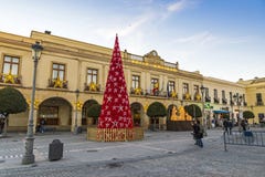 Verfraaide Nieuwjaarboom op Plein Espana in Ronda stad, Andalusia royalty-vrije stock afbeeldingen Verfraaide Nieuwjaarboom op Plein Espana in Ronda stad, Andalusia royalty-vrije stock afbeeldingen