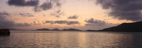 Verfrissend Panorama van romantische zonsonderganghemel en zeegezicht in de avond met gouden lichte bezinning over water Zomer, royalty-vrije stock foto's Verfrissend Panorama van romantische zonsonderganghemel en zeegezicht in de avond met gouden lichte bezinning over water Zomer, royalty-vrije stock foto's