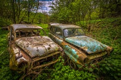 Vergessenes Auto, das im Garten verfällt stockbild Vergessenes Auto, das im Garten verfällt stockbild