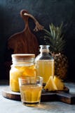 Vergiste Mexicaanse ananas Tepache Eigengemaakte ruwe kombuchathee met ananas Gezonde natuurlijke probiotic op smaak gebrachte dr stock afbeelding Vergiste Mexicaanse ananas Tepache Eigengemaakte ruwe kombuchathee met ananas Gezonde natuurlijke probiotic op smaak gebrachte dr stock afbeelding