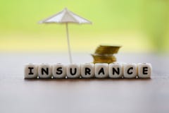 Verkaufsversicherungshaus, Auto, Familienkonzept/Goldmünzesicherheit des weißen Regenschirmes schützende des Immobiliarversicheru lizenzfreie stockfotografie Verkaufsversicherungshaus, Auto, Familienkonzept/Goldmünzesicherheit des weißen Regenschirmes schützende des Immobiliarversicheru lizenzfreie stockfotografie