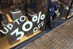 Verkaufszeichen- und -rabattzahlen auf Shopfenster des Schuhgeschäfts Stockfoto Verkaufszeichen- und -rabattzahlen auf Shopfenster des Schuhgeschäfts Stockfoto