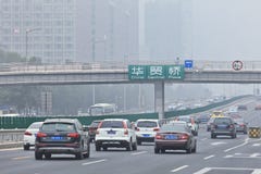 Verkeer met een visability van 500 die meters door smog, Peking, China worden veroorzaakt stock fotografie Verkeer met een visability van 500 die meters door smog, Peking, China worden veroorzaakt stock fotografie