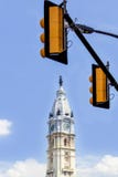 Verkeerslichten en Toren van het Stadhuis van Philadelphia - Amerikaans nationaal historisch oriëntatiepunt stock foto Verkeerslichten en Toren van het Stadhuis van Philadelphia - Amerikaans nationaal historisch oriëntatiepunt stock foto