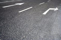 Verkeersteken die in weg worden geschilderd stock afbeeldingen Verkeersteken die in weg worden geschilderd stock afbeeldingen