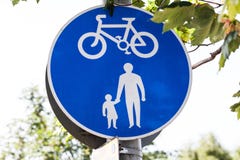 Verkeersteken voor fietsen en voetgangers Blauwe ronde verkeersteken voor veiligheid stock fotografie Verkeersteken voor fietsen en voetgangers Blauwe ronde verkeersteken voor veiligheid stock fotografie