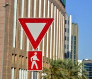 Verkeersteken - Voorzichtigheidsvoetganger stock afbeelding Verkeersteken - Voorzichtigheidsvoetganger stock afbeelding