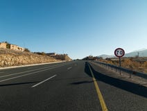 Verkeerstekenmaximum snelheid 70, die aan snelheid waarschuwen stock fotografie Verkeerstekenmaximum snelheid 70, die aan snelheid waarschuwen stock fotografie