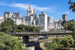 Verkehr auf Estado-Allee und Skylinen von im Stadtzentrum gelegenem Sao Paulo lizenzfreies stockbild Verkehr auf Estado-Allee und Skylinen von im Stadtzentrum gelegenem Sao Paulo lizenzfreies stockbild