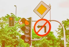 Verkehrsschilder, die Ampel ist, die Drehung nach links ist verboten rot lizenzfreie stockfotografie Verkehrsschilder, die Ampel ist, die Drehung nach links ist verboten rot lizenzfreie stockfotografie