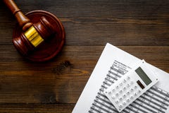 Verklaar faillissementsconcept Rechtershamer, financiële documenten, calculator op donkere houten achtergrond hoogste meningsruim royalty-vrije stock afbeelding Verklaar faillissementsconcept Rechtershamer, financiële documenten, calculator op donkere houten achtergrond hoogste meningsruim royalty-vrije stock afbeelding