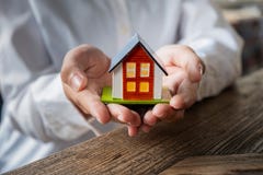 verklig egenskap för modell för försäkring för begreppshandhus arkivbild verklig egenskap för modell för försäkring för begreppshandhus arkivbild